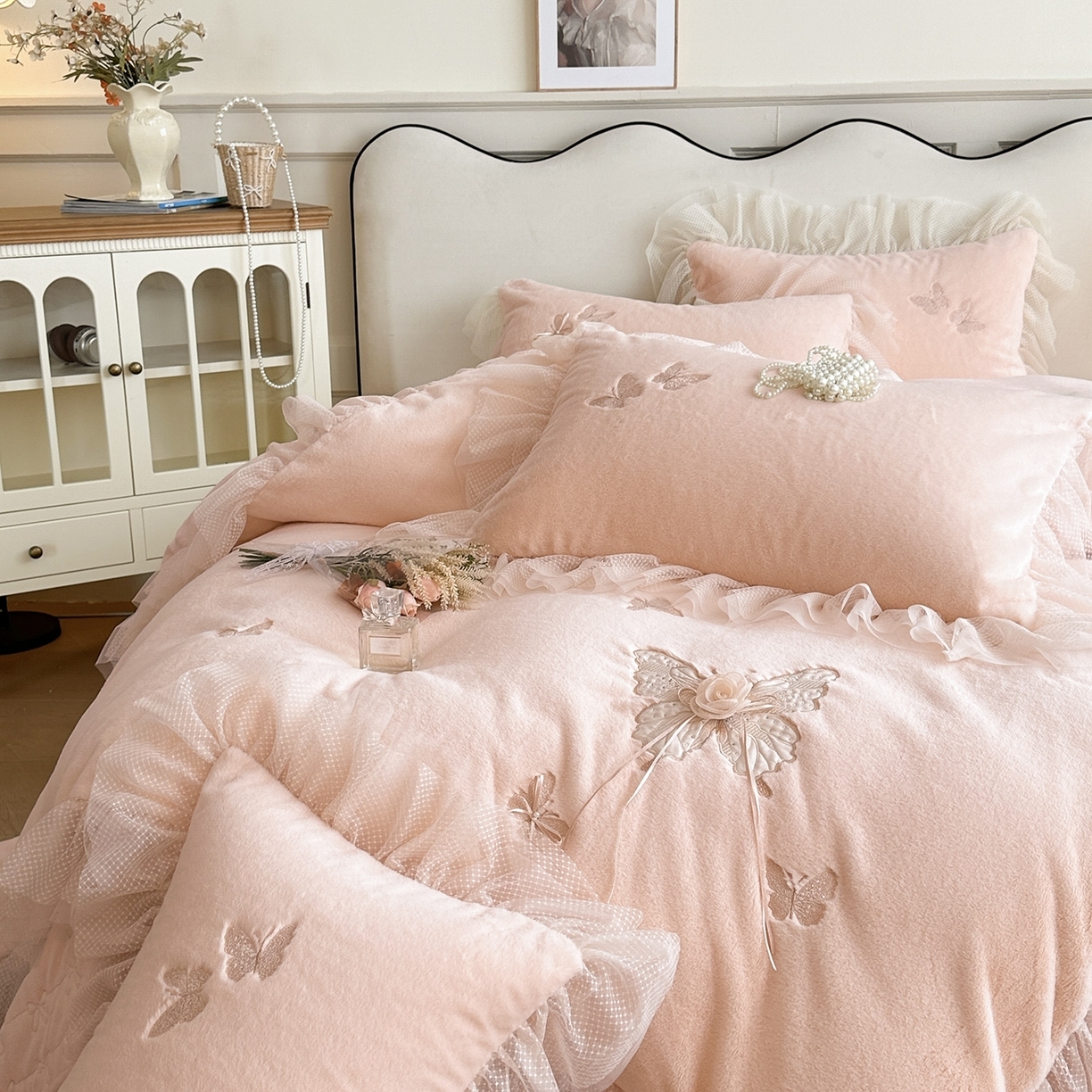 91家纺网 家纺一手货源 找家纺 （总）金绣美居 2025新款加厚兔毛绒+牛奶绒韩版床盖款绣花手工花保暖四件套-蝴蝶飞飞