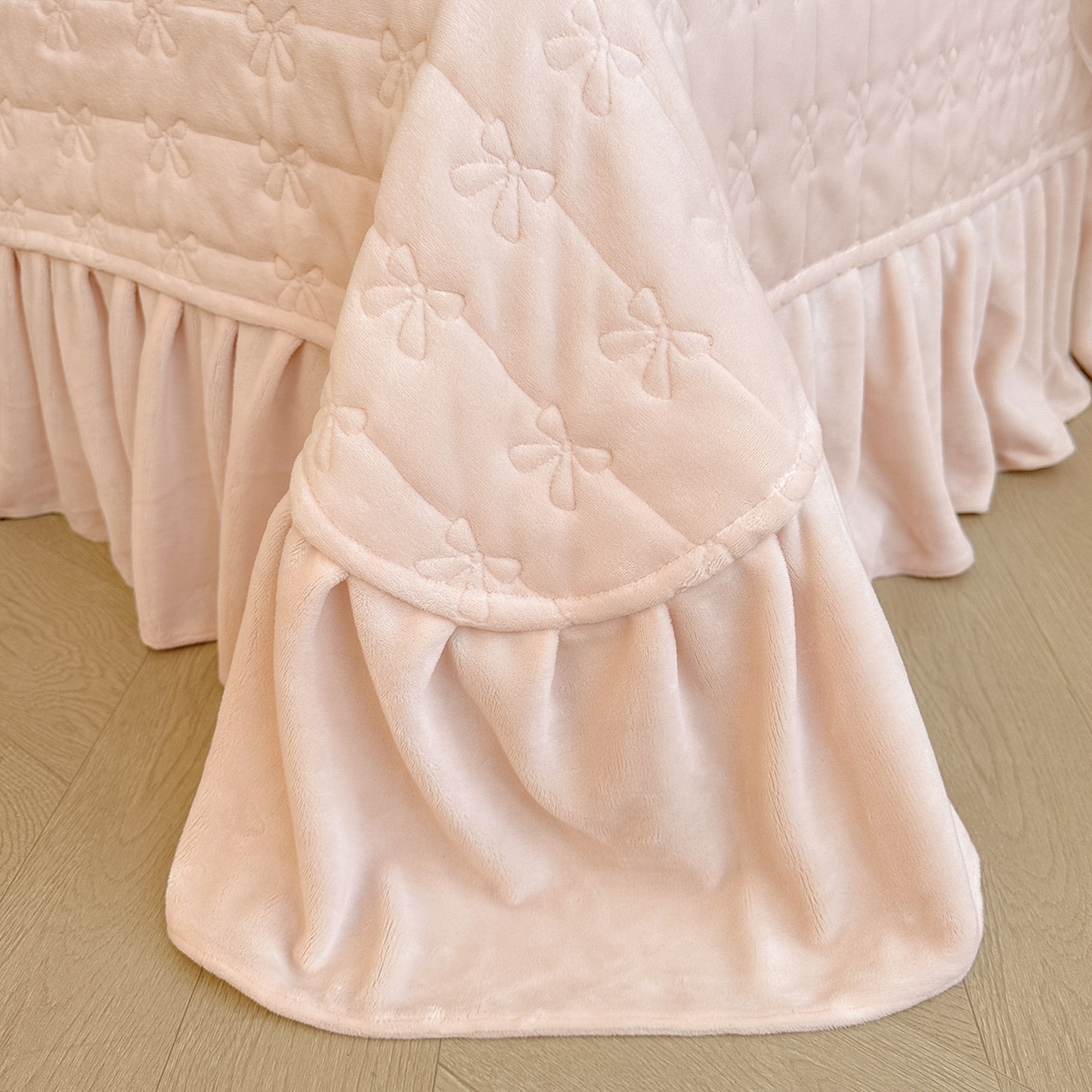 91家纺网 家纺一手货源 找家纺 （总）金绣美居 2025新款加厚兔毛绒+牛奶绒韩版床盖款绣花手工花保暖四件套-蝴蝶飞飞