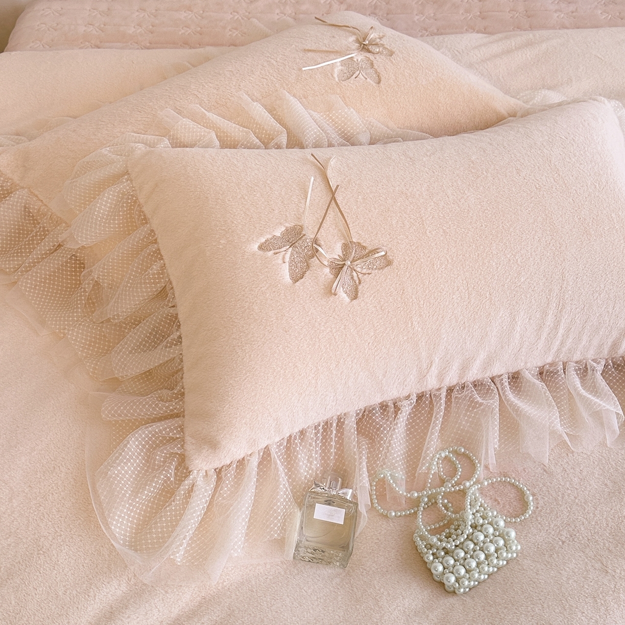 91家纺网 家纺一手货源 找家纺 （总）金绣美居 2025新款加厚兔毛绒+牛奶绒韩版床盖款绣花手工花保暖四件套-蝴蝶飞飞