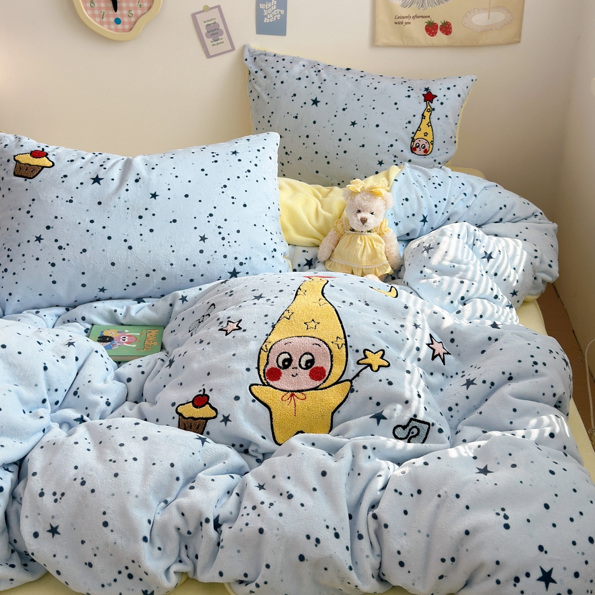 91家纺网 家纺一手货源 找家纺 三元色 2025新款牛奶绒绣花毛巾绣四件套 牛奶绒星星人