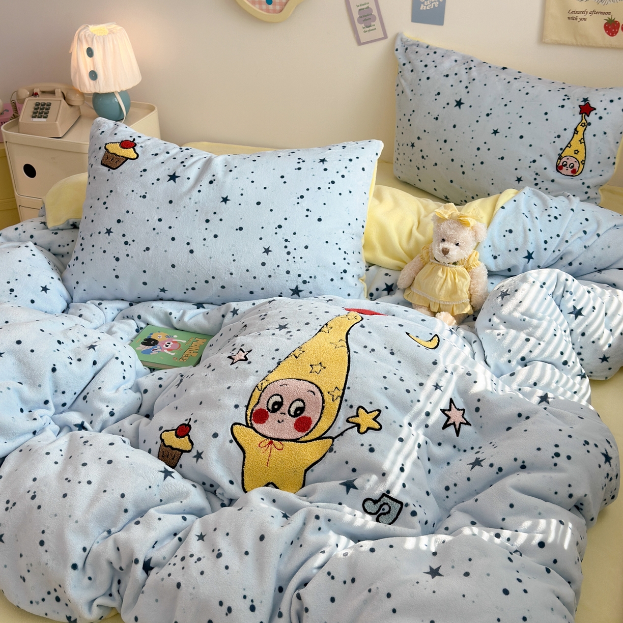 91家纺网 家纺一手货源 找家纺 三元色 2025新款牛奶绒绣花毛巾绣四件套 牛奶绒星星人