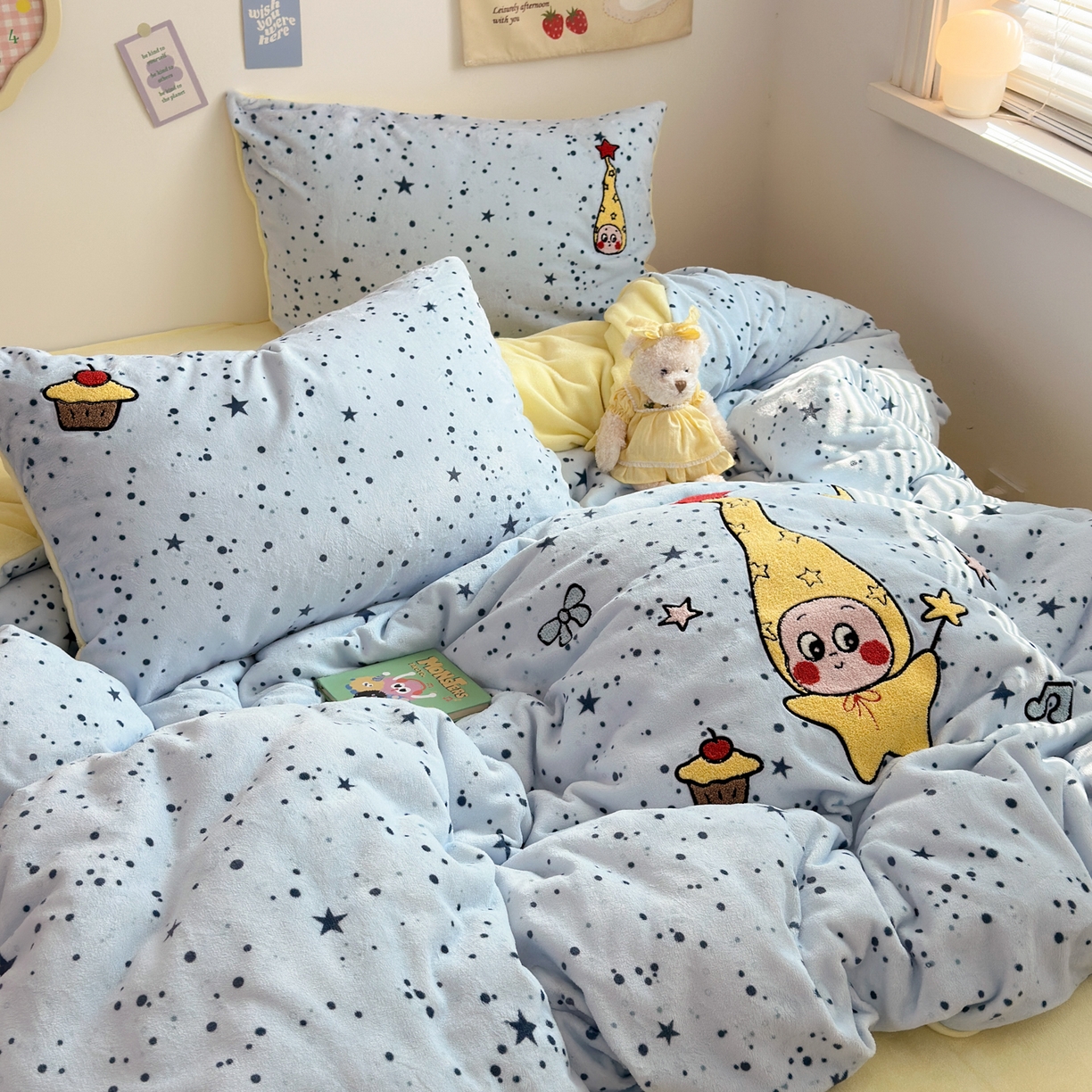 91家纺网 家纺一手货源 找家纺 三元色 2025新款牛奶绒绣花毛巾绣四件套 牛奶绒星星人