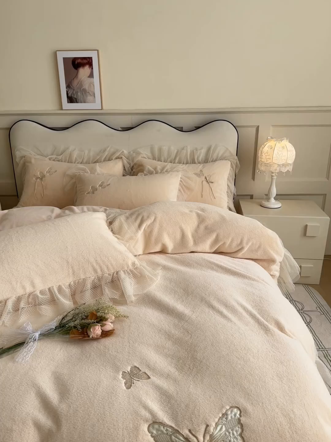 91家纺网 家纺一手货源 找家纺 （总）金绣美居 2025新款加厚兔毛绒+牛奶绒韩版床盖款绣花手工花保暖四件套-蝴蝶飞飞