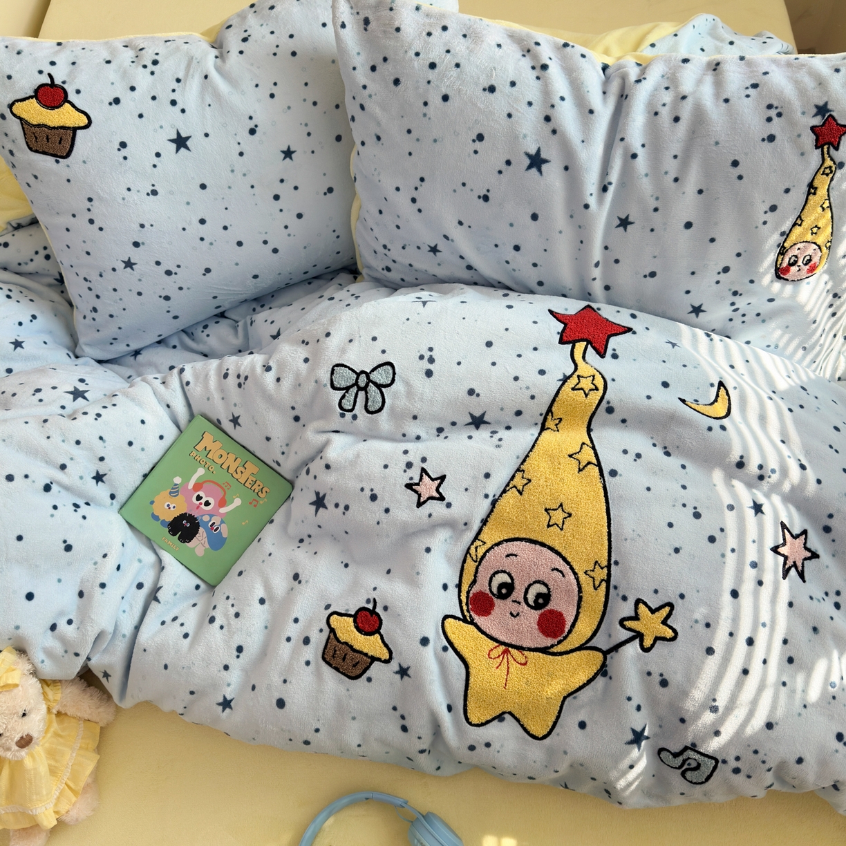 91家纺网 家纺一手货源 找家纺 三元色 2025新款牛奶绒绣花毛巾绣四件套 牛奶绒星星人