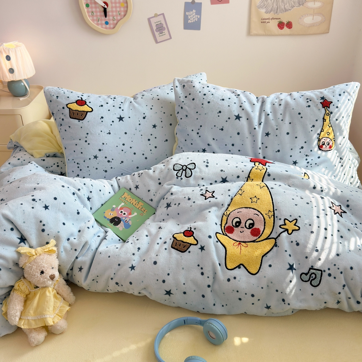 91家纺网 家纺一手货源 找家纺 三元色 2025新款牛奶绒绣花毛巾绣四件套 牛奶绒星星人