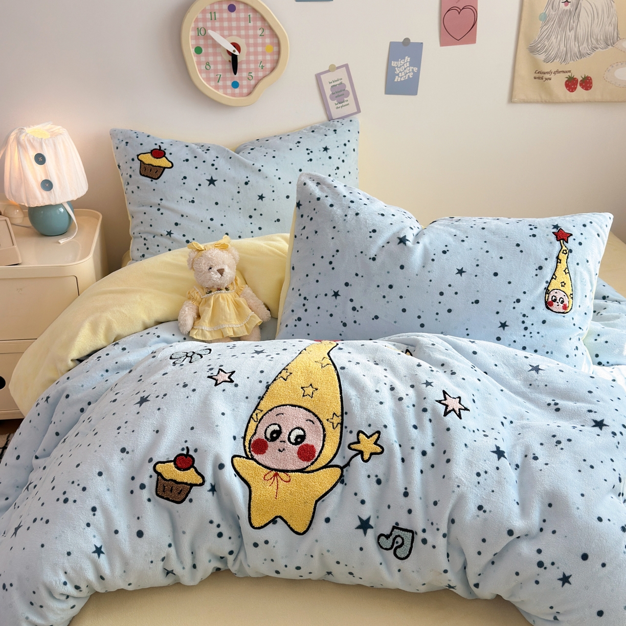 91家纺网 家纺一手货源 找家纺 三元色 2025新款牛奶绒绣花毛巾绣四件套 牛奶绒星星人