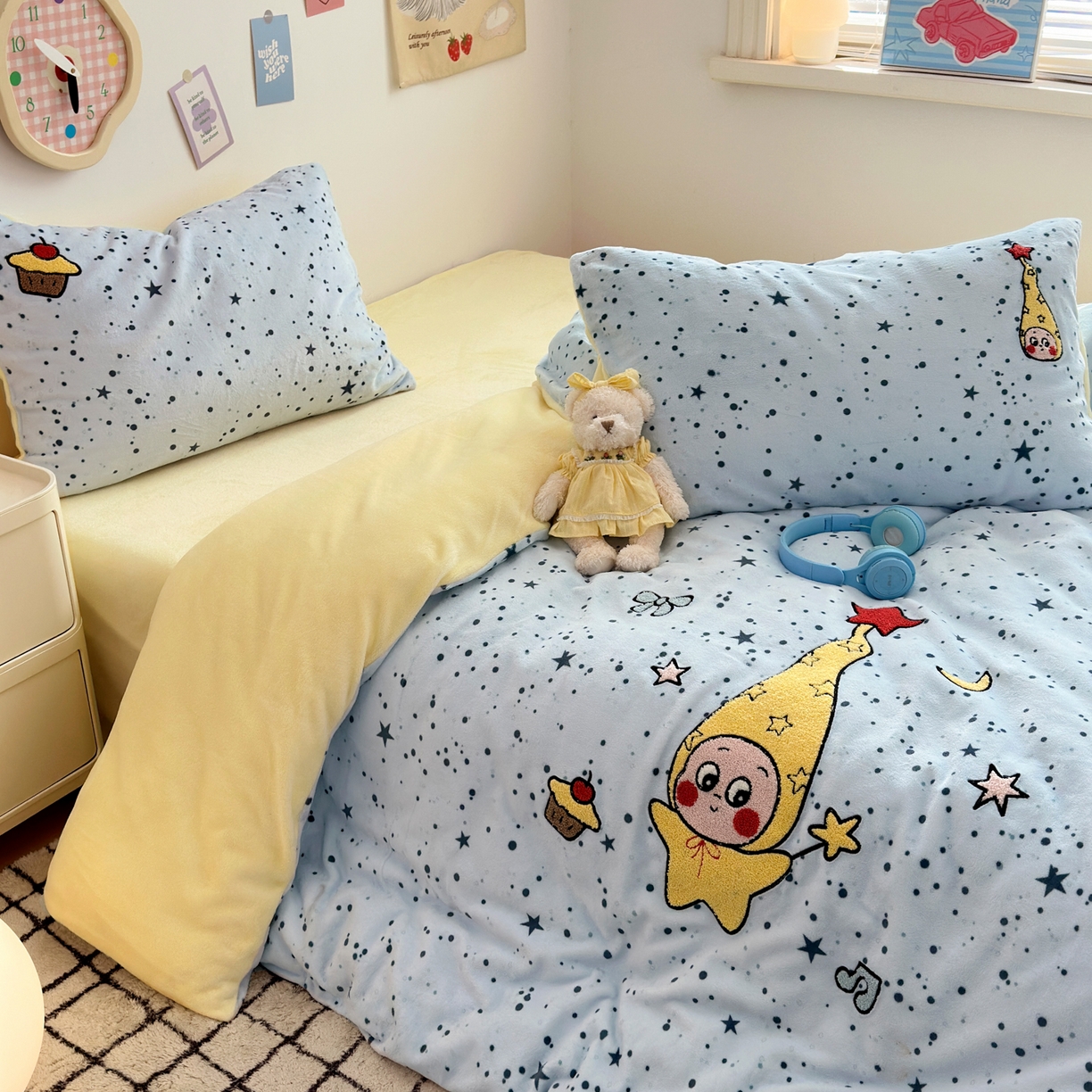 91家纺网 家纺一手货源 找家纺 三元色 2025新款牛奶绒绣花毛巾绣四件套 牛奶绒星星人