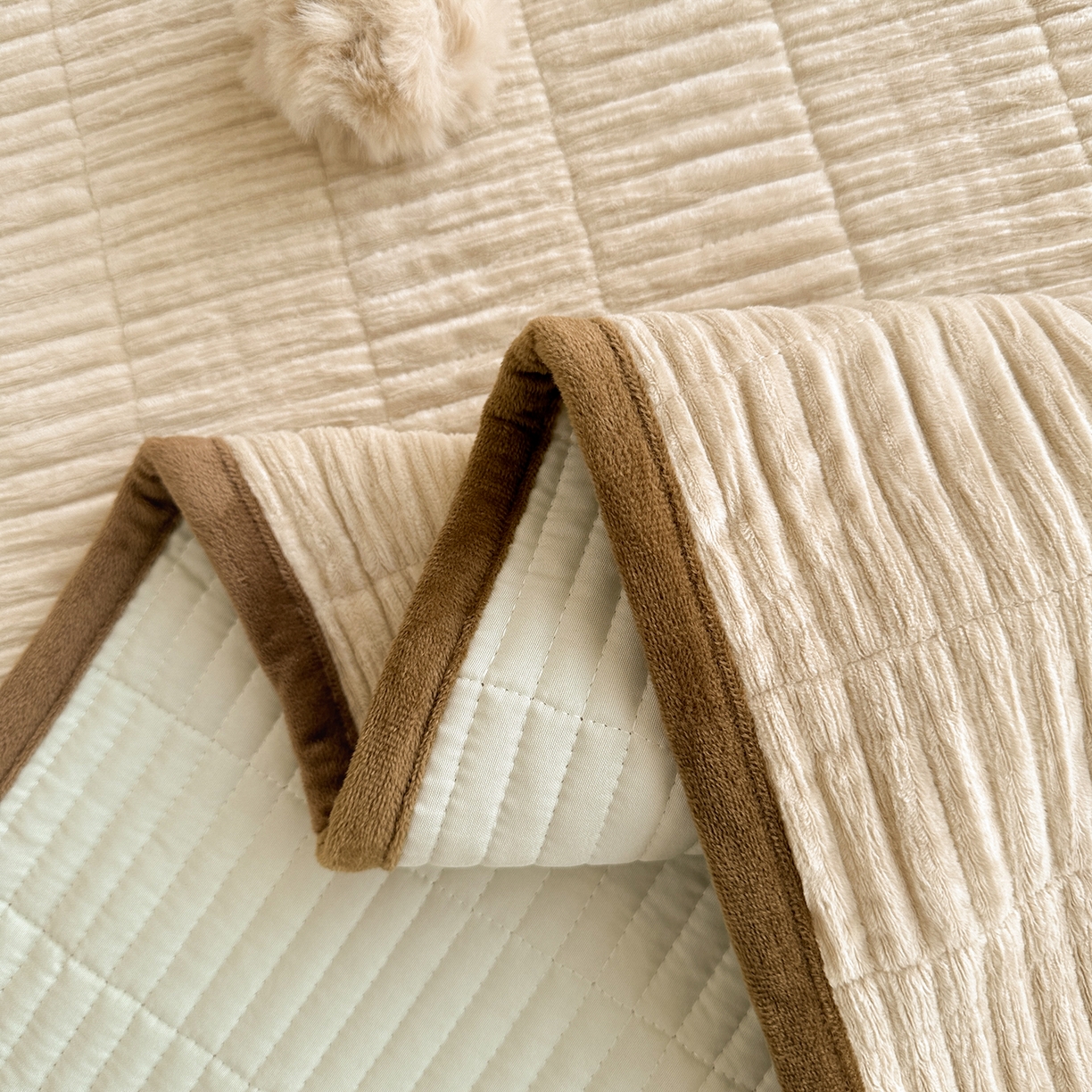 91家纺网 家纺一手货源 找家纺 寐居家纺 2025新款婴儿皱皱绒纯色床盖三件套 青岚-杏仁白