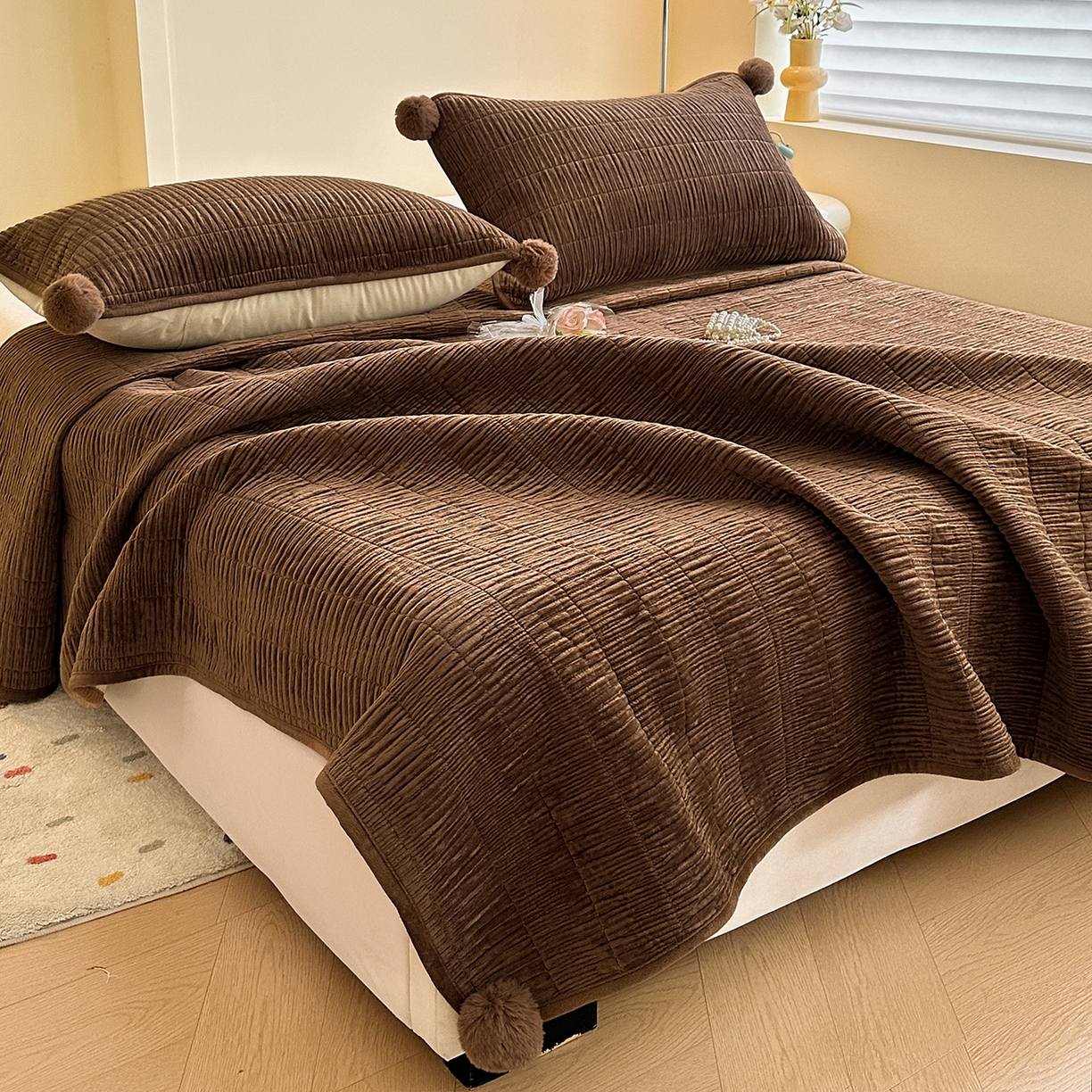 91家纺网 家纺一手货源 找家纺 寐居家纺 2025新款婴儿皱皱绒纯色床盖三件套 青岚-枫塘棕