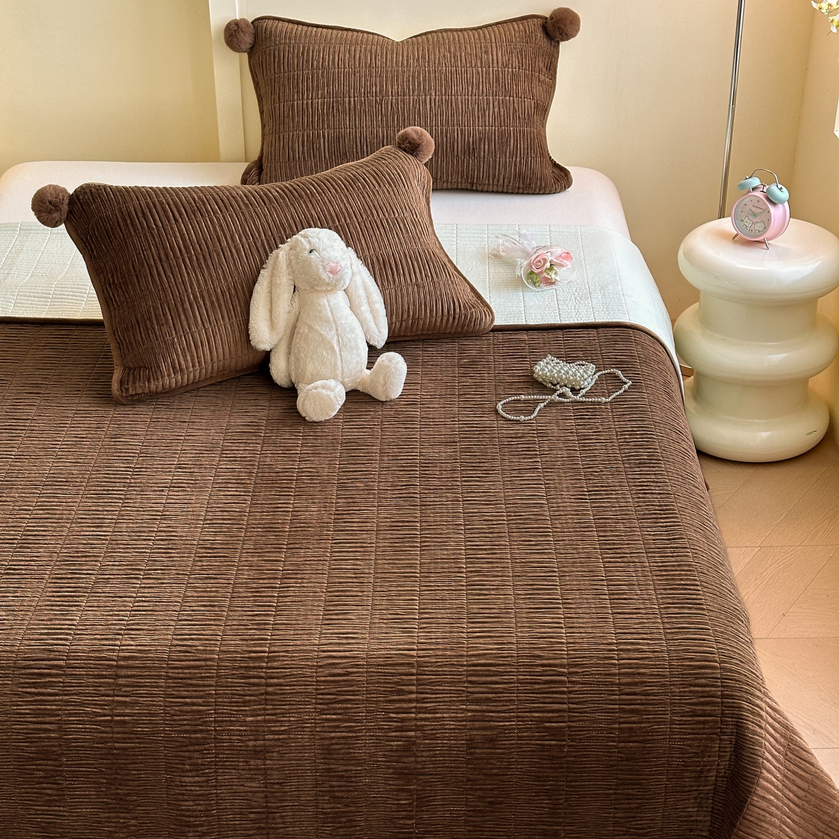 91家纺网 家纺一手货源 找家纺 寐居家纺 2025新款婴儿皱皱绒纯色床盖三件套 青岚-枫塘棕