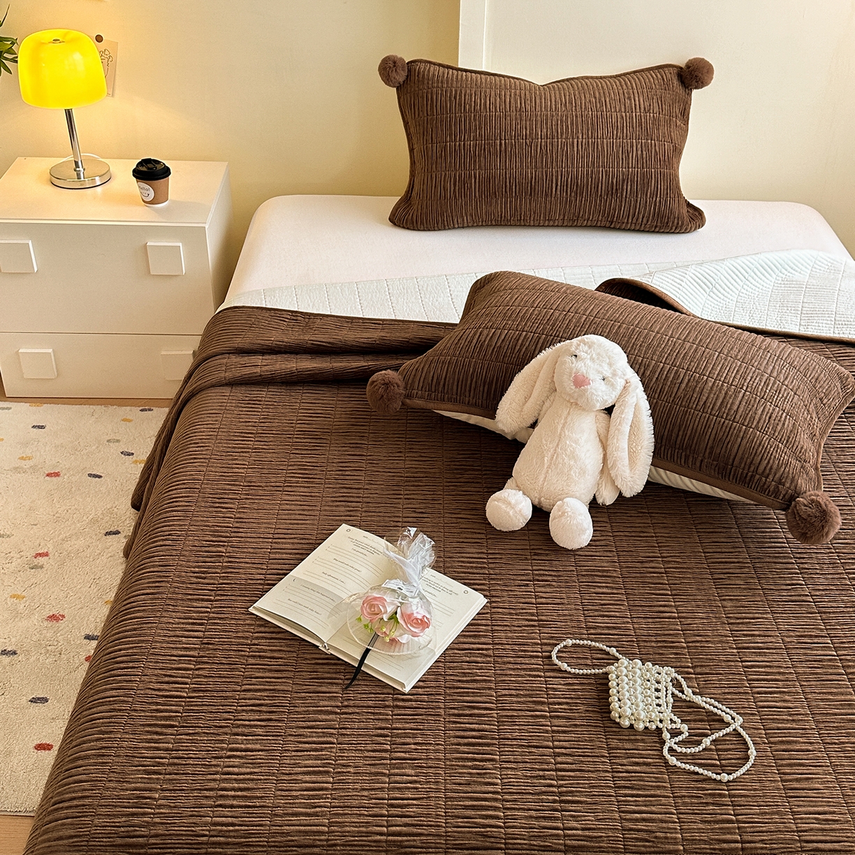 91家纺网 家纺一手货源 找家纺 寐居家纺 2025新款婴儿皱皱绒纯色床盖三件套 青岚-枫塘棕