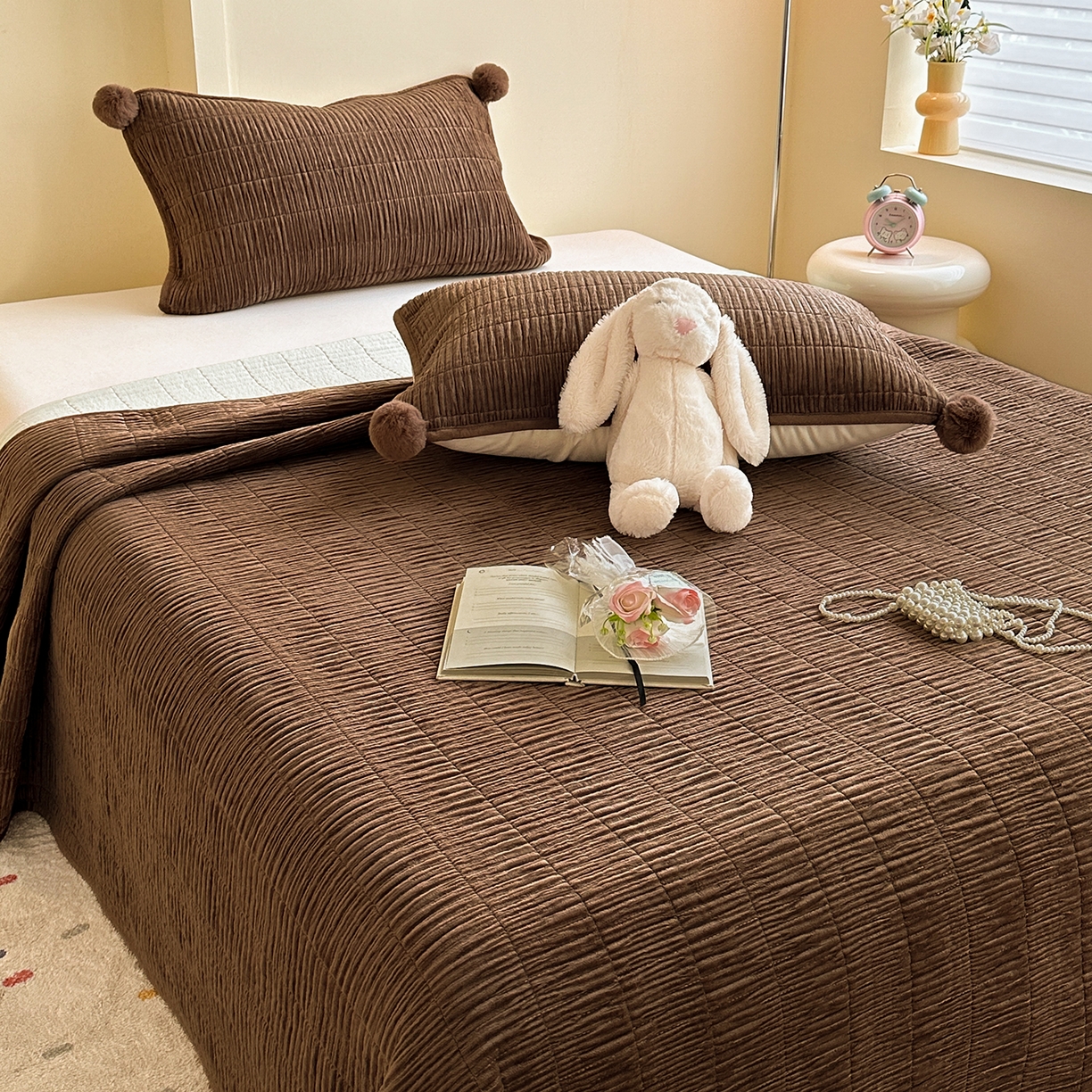 91家纺网 家纺一手货源 找家纺 寐居家纺 2025新款婴儿皱皱绒纯色床盖三件套 青岚-枫塘棕