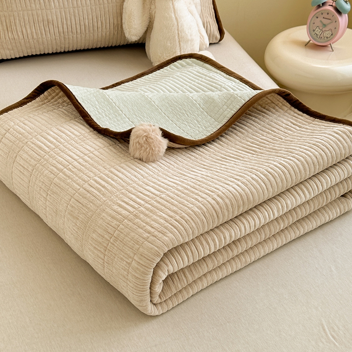 91家纺网 家纺一手货源 找家纺 寐居家纺 2025新款婴儿皱皱绒纯色床盖三件套 青岚-杏仁白