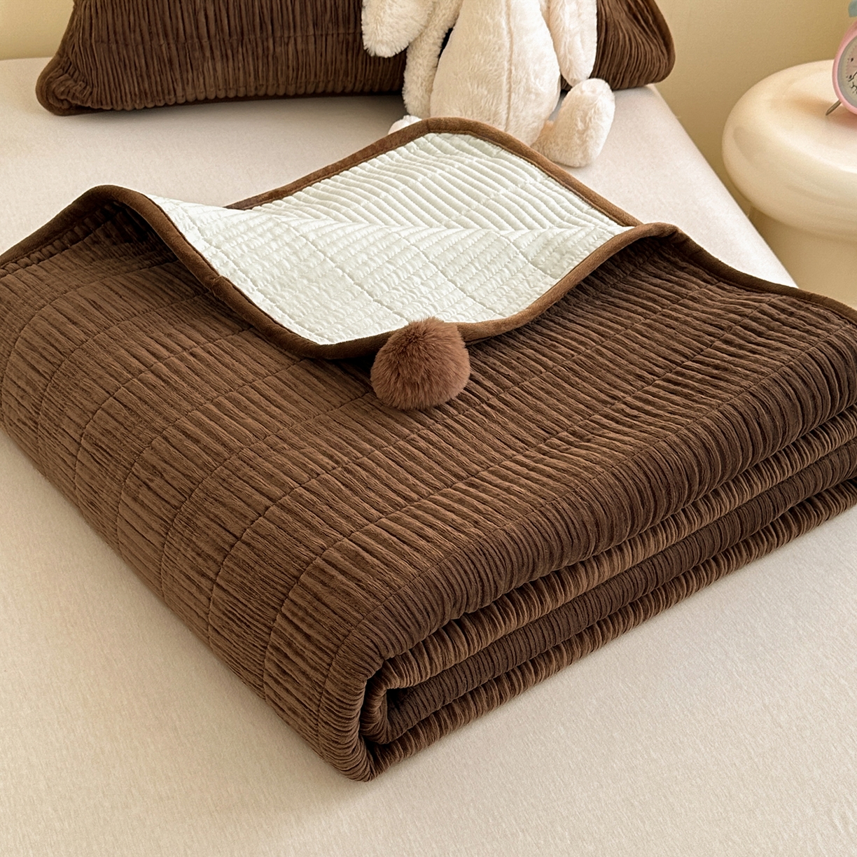 91家纺网 家纺一手货源 找家纺 寐居家纺 2025新款婴儿皱皱绒纯色床盖三件套 青岚-枫塘棕