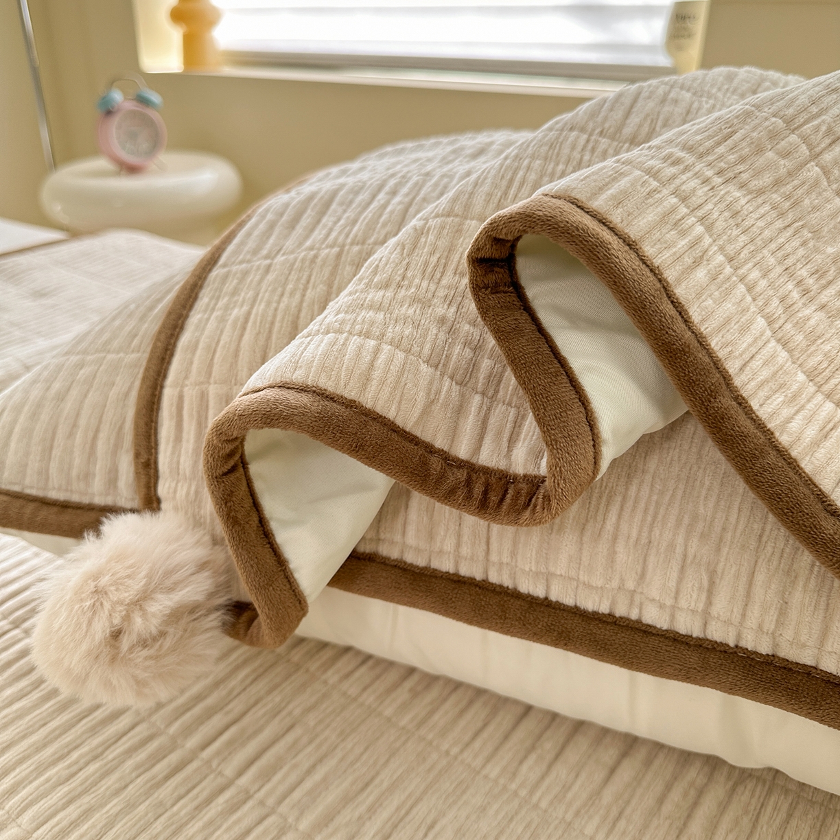 91家纺网 家纺一手货源 找家纺 寐居家纺 2025新款婴儿皱皱绒纯色床盖三件套 青岚-杏仁白