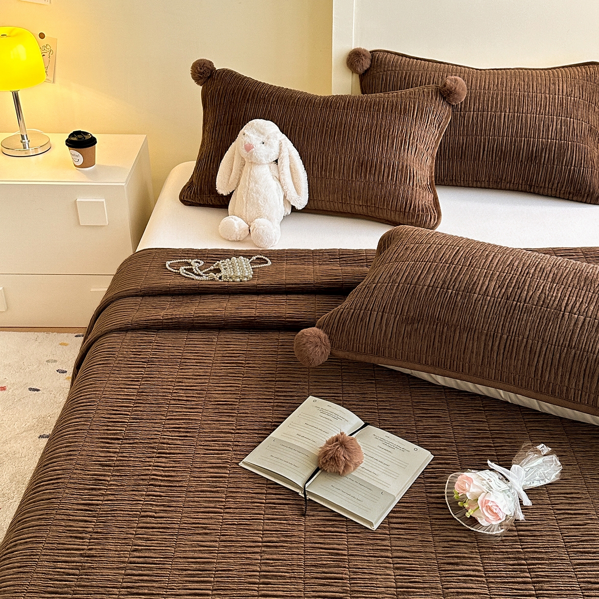 91家纺网 家纺一手货源 找家纺 寐居家纺 2025新款婴儿皱皱绒纯色床盖三件套 青岚-枫塘棕