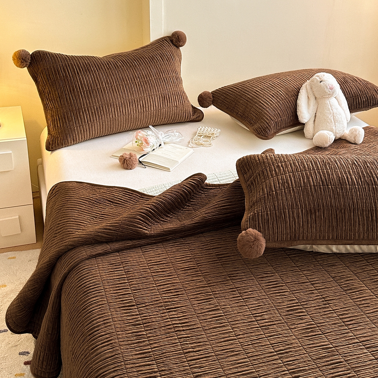 91家纺网 家纺一手货源 找家纺 寐居家纺 2025新款婴儿皱皱绒纯色床盖三件套 青岚-枫塘棕