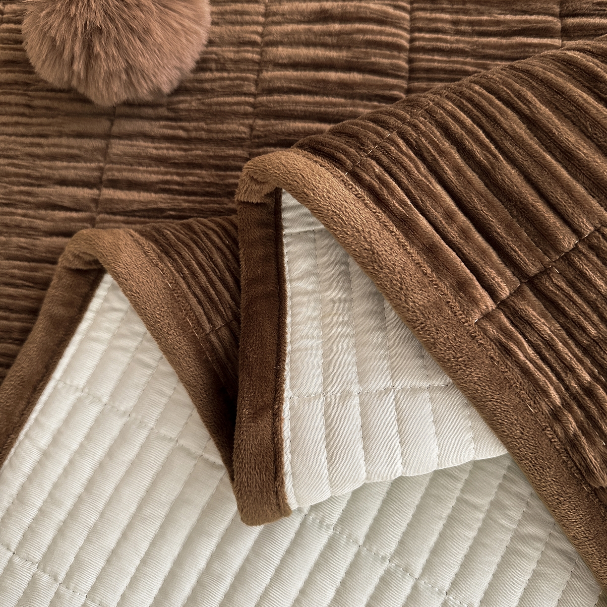 91家纺网 家纺一手货源 找家纺 寐居家纺 2025新款婴儿皱皱绒纯色床盖三件套 青岚-枫塘棕