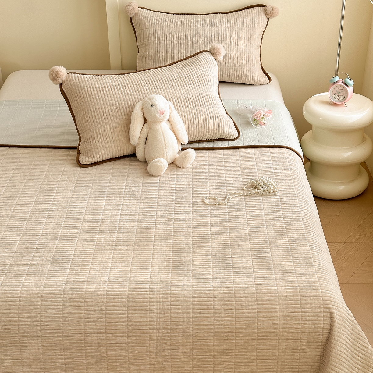 91家纺网 家纺一手货源 找家纺 寐居家纺 2025新款婴儿皱皱绒纯色床盖三件套 青岚-杏仁白