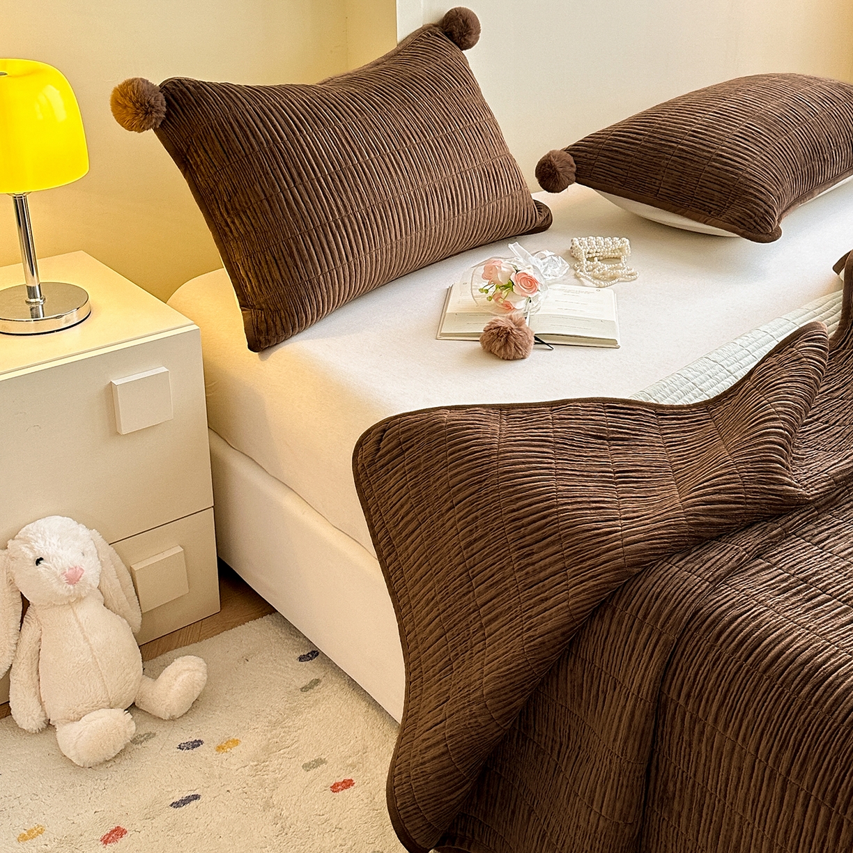 91家纺网 家纺一手货源 找家纺 寐居家纺 2025新款婴儿皱皱绒纯色床盖三件套 青岚-枫塘棕