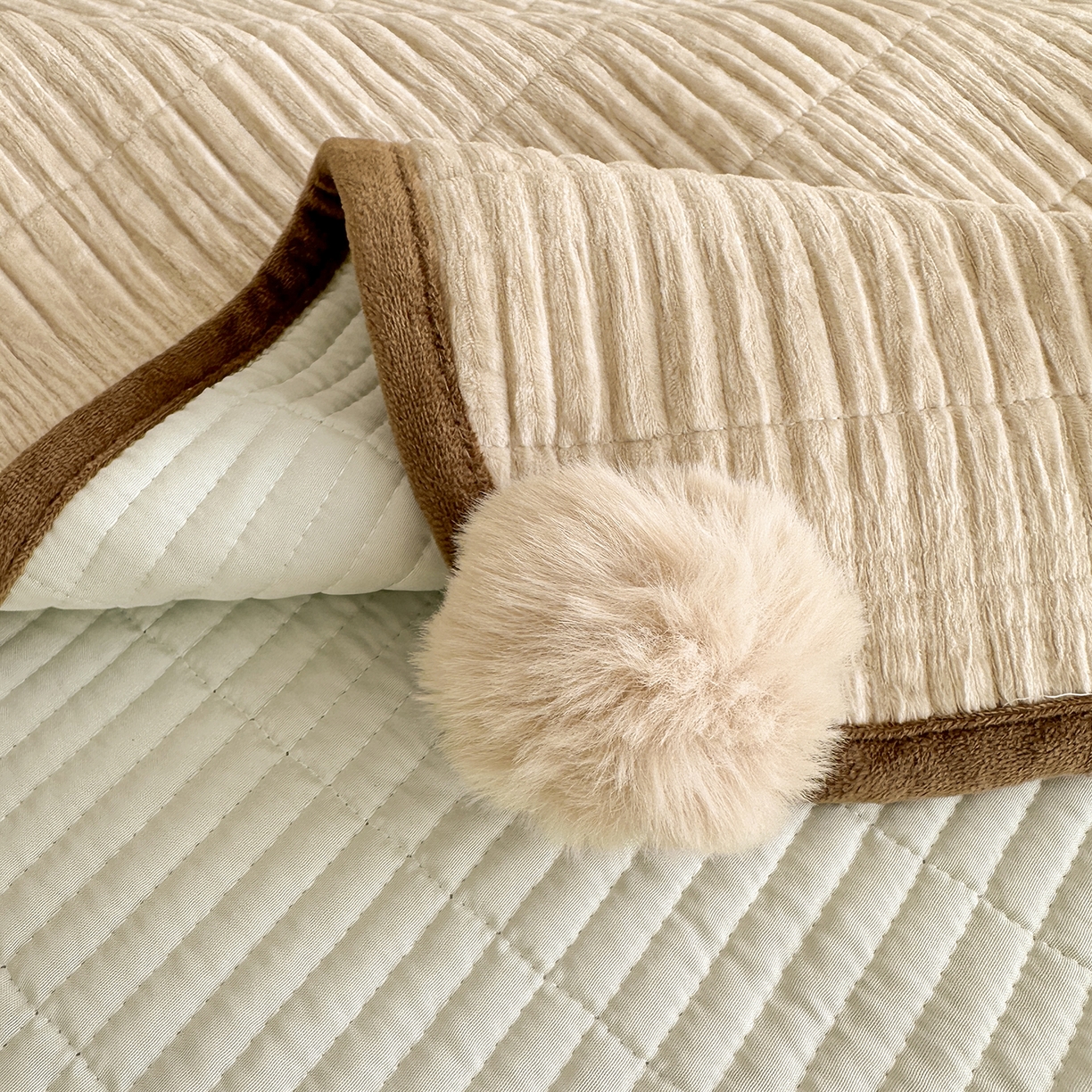 91家纺网 家纺一手货源 找家纺 寐居家纺 2025新款婴儿皱皱绒纯色床盖三件套 青岚-杏仁白