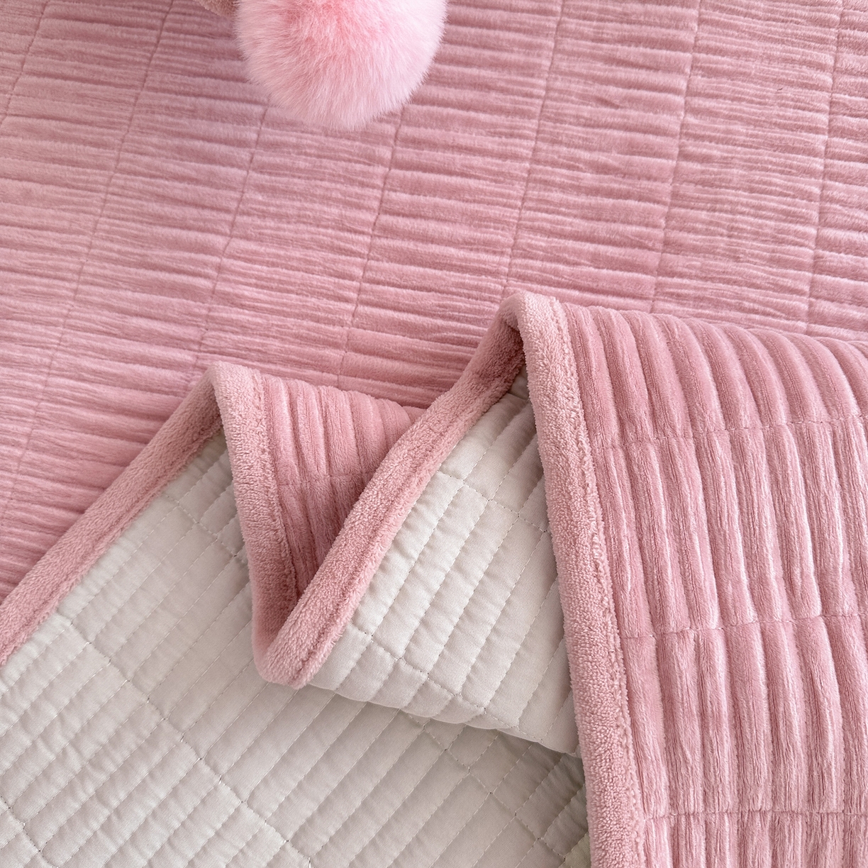 91家纺网 家纺一手货源 找家纺 寐居家纺 2025新款婴儿皱皱绒纯色床盖三件套 青岚-豆沙粉