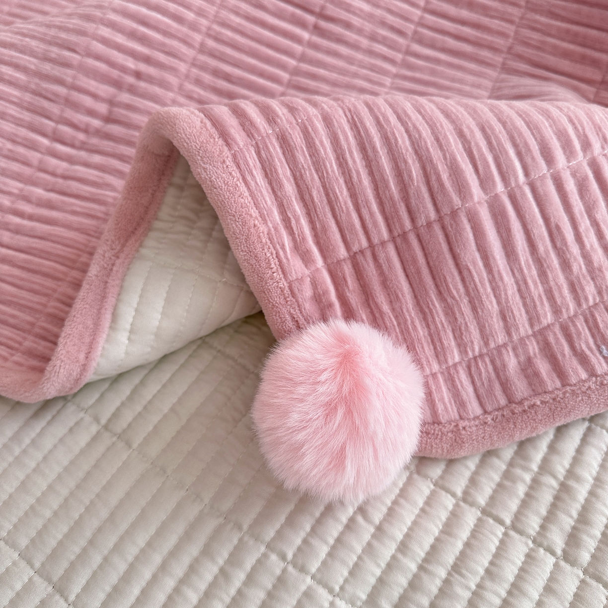 91家纺网 家纺一手货源 找家纺 寐居家纺 2025新款婴儿皱皱绒纯色床盖三件套 青岚-豆沙粉