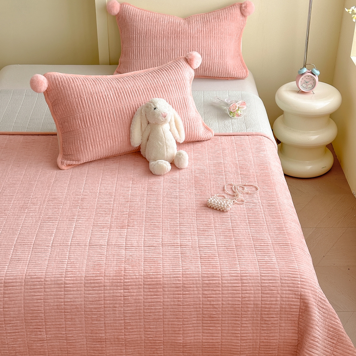 91家纺网 家纺一手货源 找家纺 寐居家纺 2025新款婴儿皱皱绒纯色床盖三件套 青岚-木槿粉