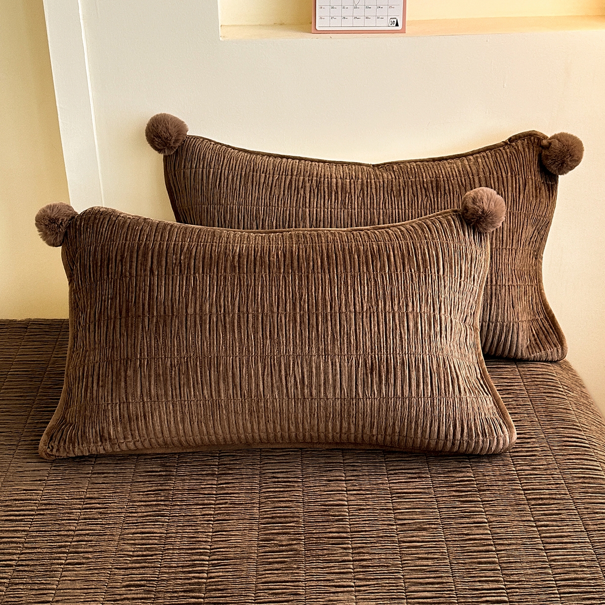 91家纺网 家纺一手货源 找家纺 寐居家纺 2025新款婴儿皱皱绒纯色床盖三件套 青岚-枫塘棕