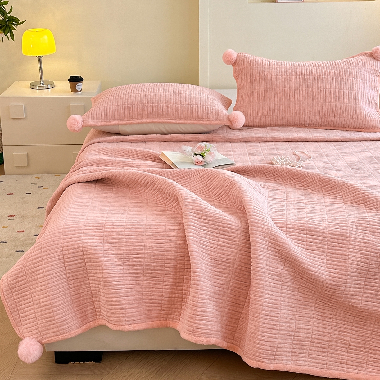 91家纺网 家纺一手货源 找家纺 寐居家纺 2025新款婴儿皱皱绒纯色床盖三件套 青岚-木槿粉