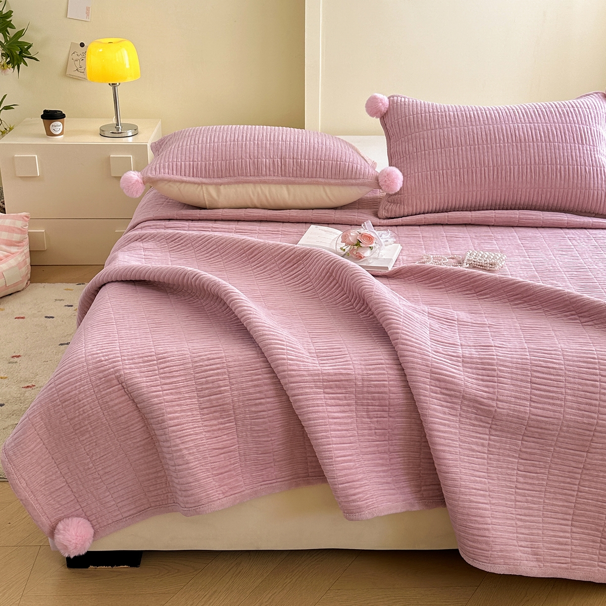 91家纺网 家纺一手货源 找家纺 寐居家纺 2025新款婴儿皱皱绒纯色床盖三件套 青岚-豆沙粉