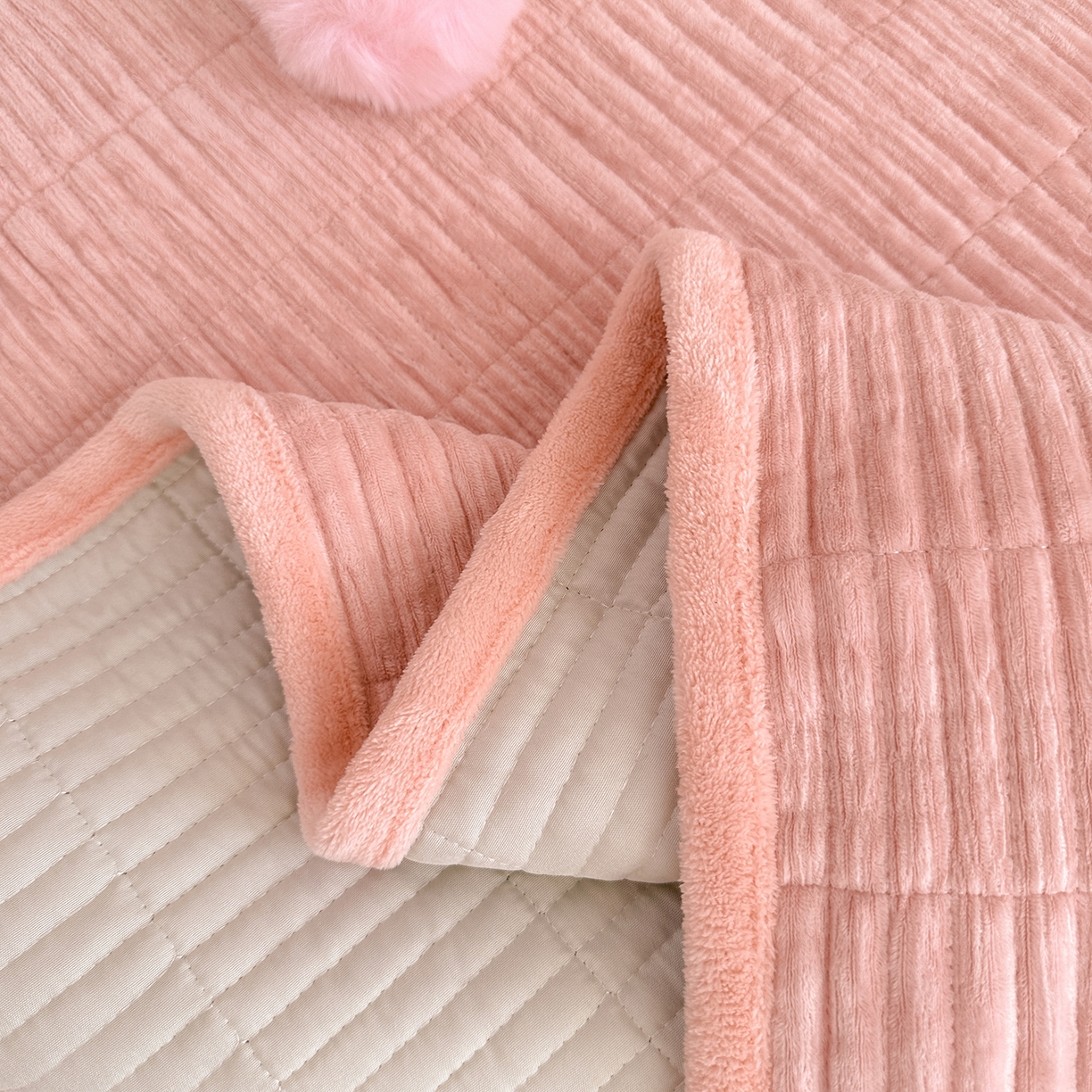 91家纺网 家纺一手货源 找家纺 寐居家纺 2025新款婴儿皱皱绒纯色床盖三件套 青岚-木槿粉