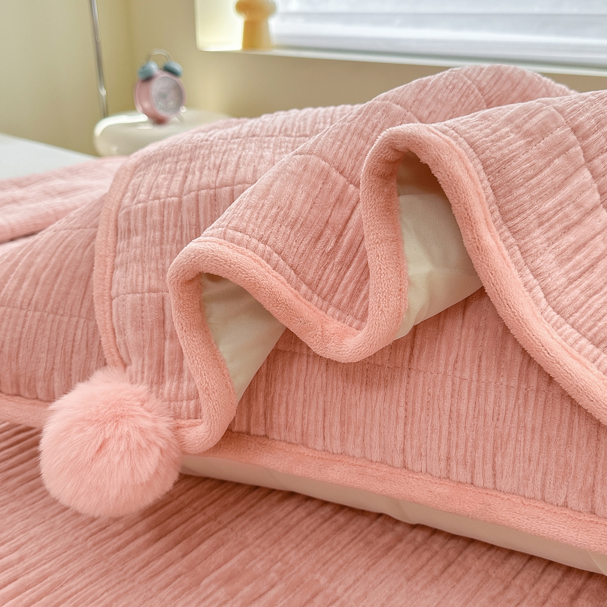 91家纺网 家纺一手货源 找家纺 寐居家纺 2025新款婴儿皱皱绒纯色床盖三件套 青岚-木槿粉