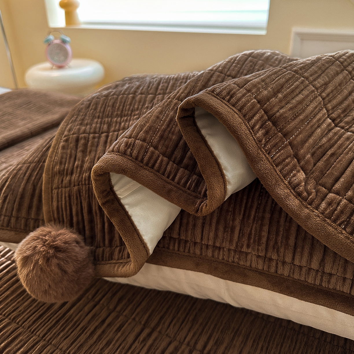 91家纺网 家纺一手货源 找家纺 寐居家纺 2025新款婴儿皱皱绒纯色床盖三件套 青岚-枫塘棕