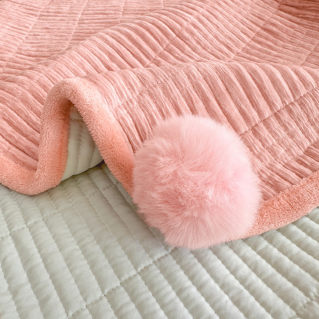 91家纺网 家纺一手货源 找家纺 寐居家纺 2025新款婴儿皱皱绒纯色床盖三件套 青岚-木槿粉