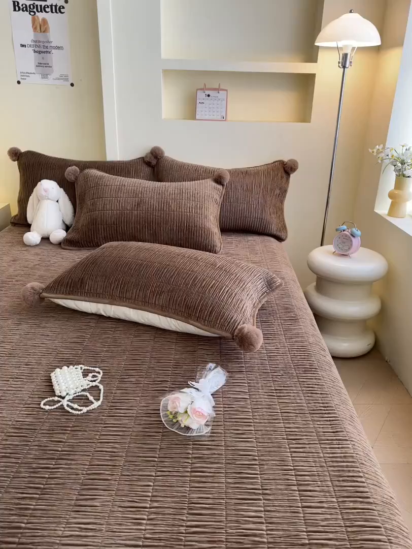 91家纺网 家纺一手货源 找家纺 寐居家纺 2025新款婴儿皱皱绒纯色床盖三件套 青岚-枫塘棕