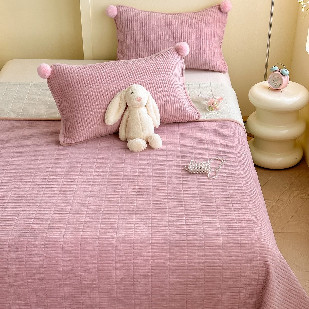 91家纺网 家纺一手货源 找家纺 寐居家纺 2025新款婴儿皱皱绒纯色床盖三件套 青岚-豆沙粉