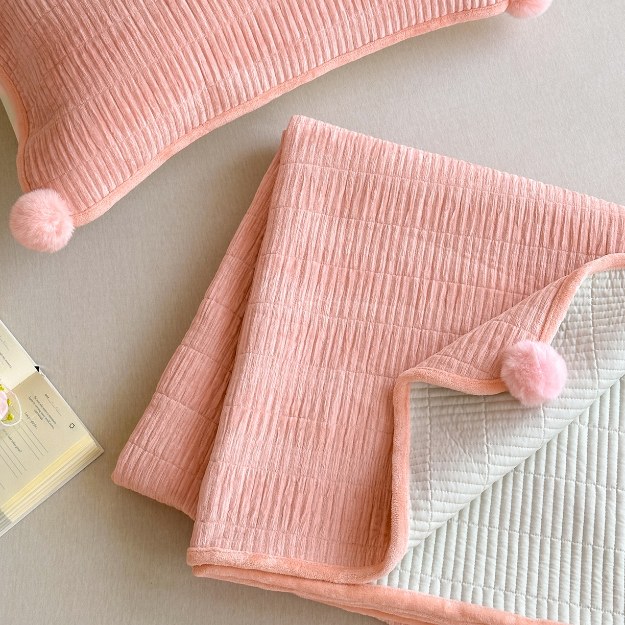 91家纺网 家纺一手货源 找家纺 寐居家纺 2025新款婴儿皱皱绒纯色床盖三件套 青岚-木槿粉