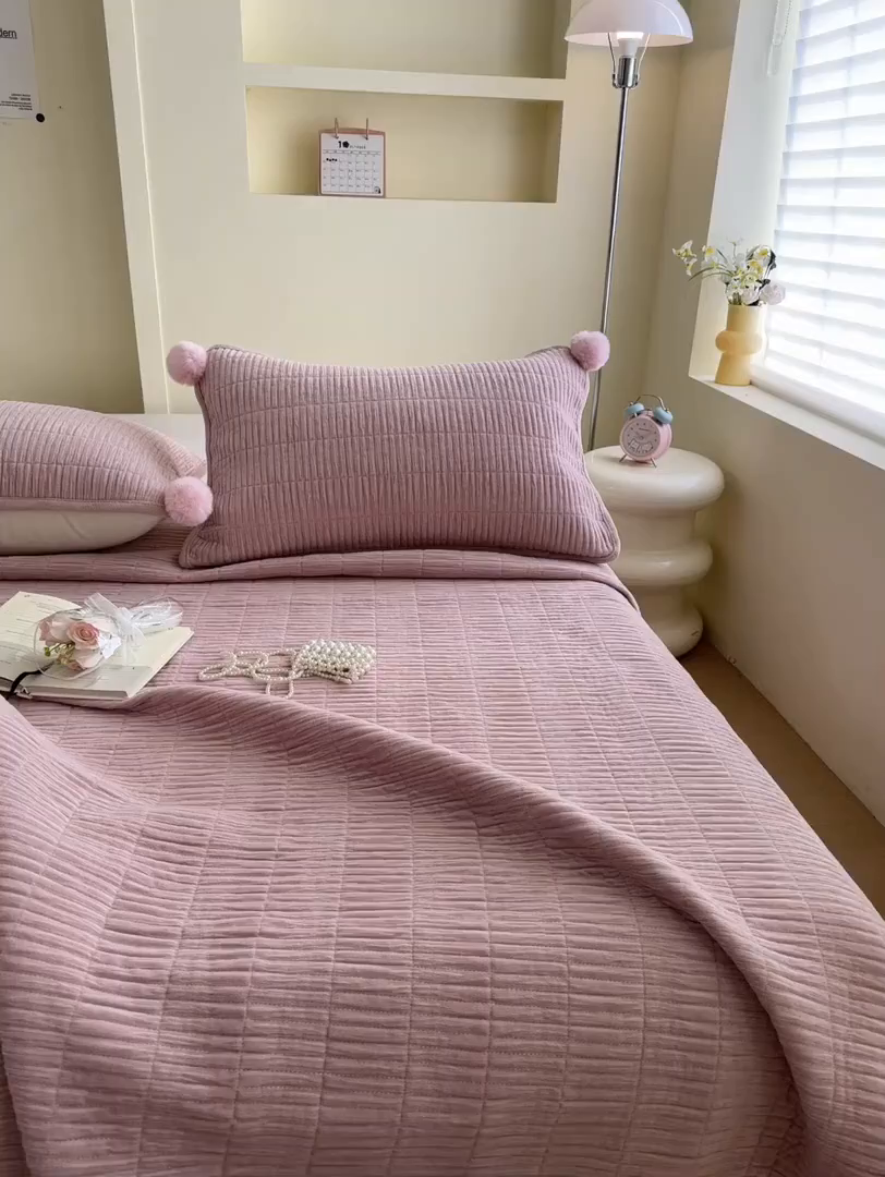 91家纺网 家纺一手货源 找家纺 寐居家纺 2025新款婴儿皱皱绒纯色床盖三件套 青岚-豆沙粉