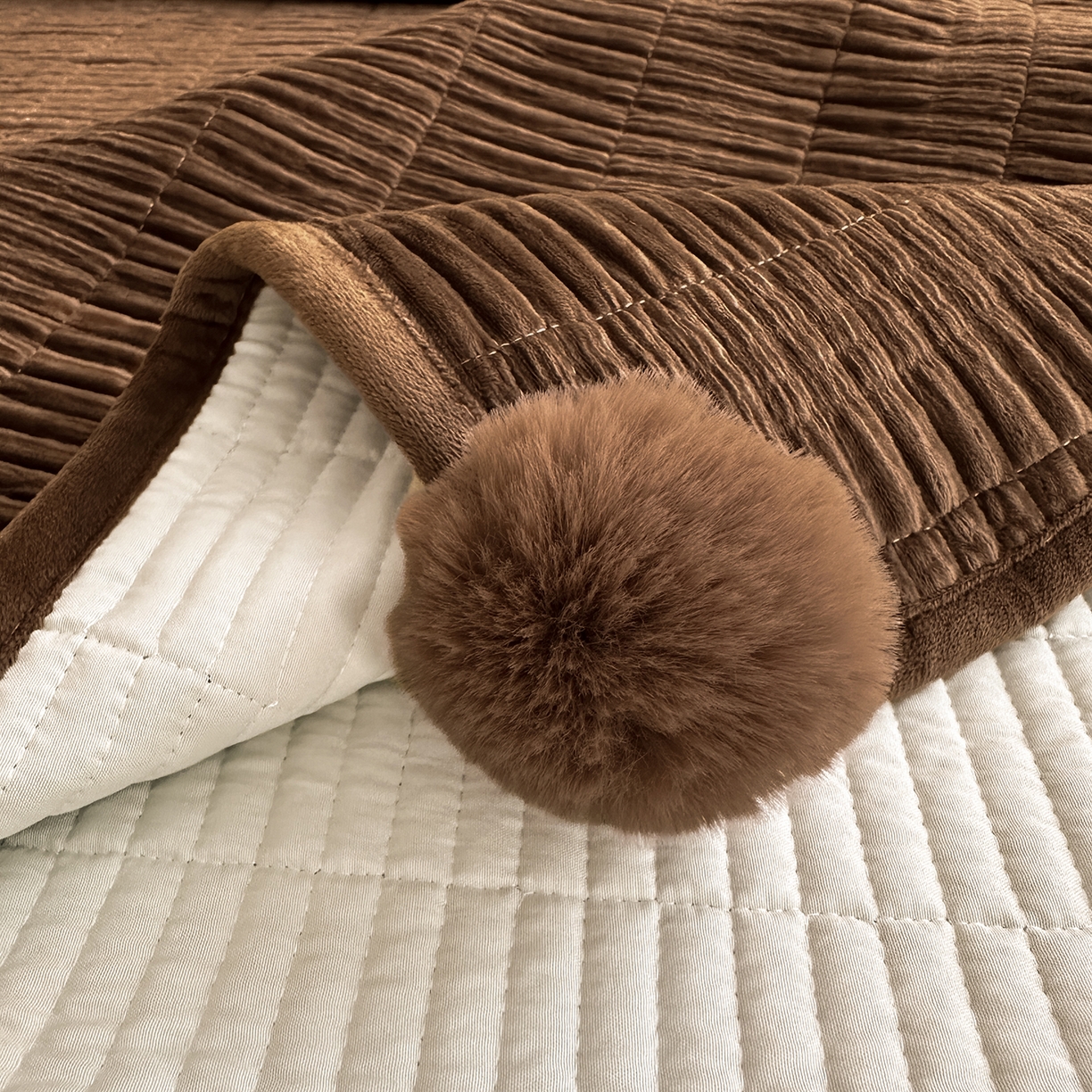 91家纺网 家纺一手货源 找家纺 寐居家纺 2025新款婴儿皱皱绒纯色床盖三件套 青岚-枫塘棕