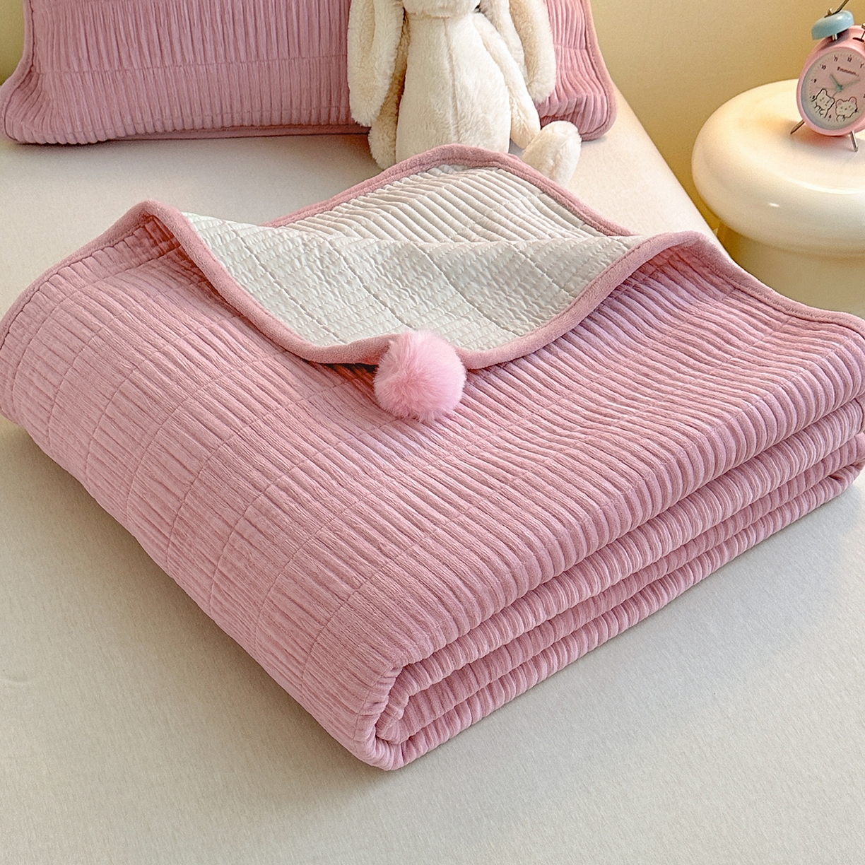 91家纺网 家纺一手货源 找家纺 寐居家纺 2025新款婴儿皱皱绒纯色床盖三件套 青岚-豆沙粉