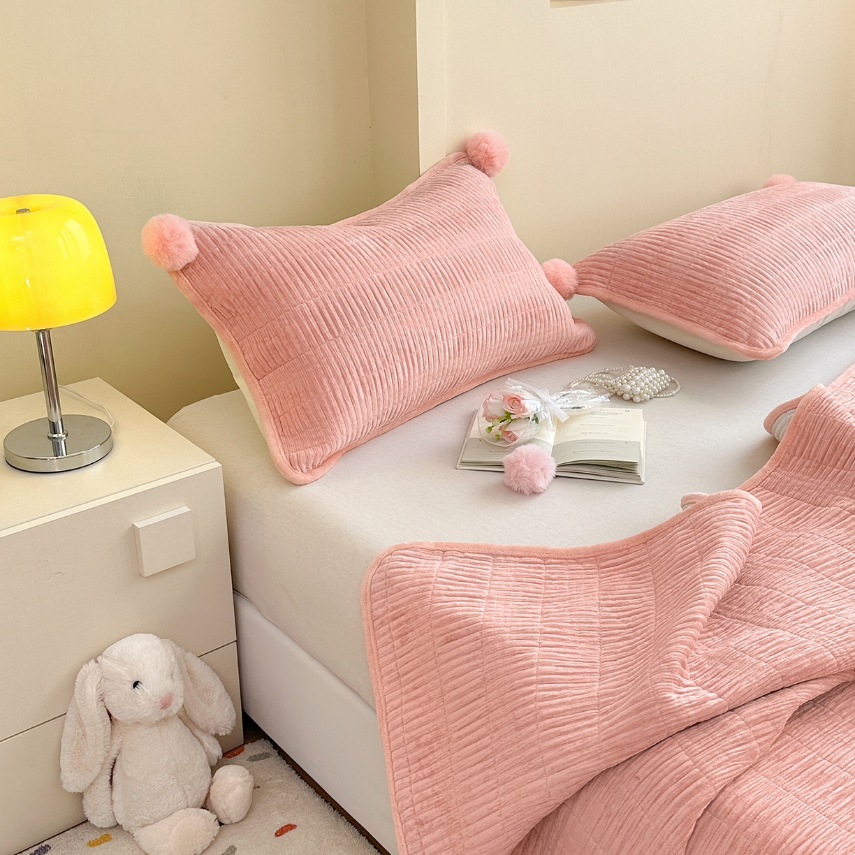 91家纺网 家纺一手货源 找家纺 寐居家纺 2025新款婴儿皱皱绒纯色床盖三件套 青岚-木槿粉