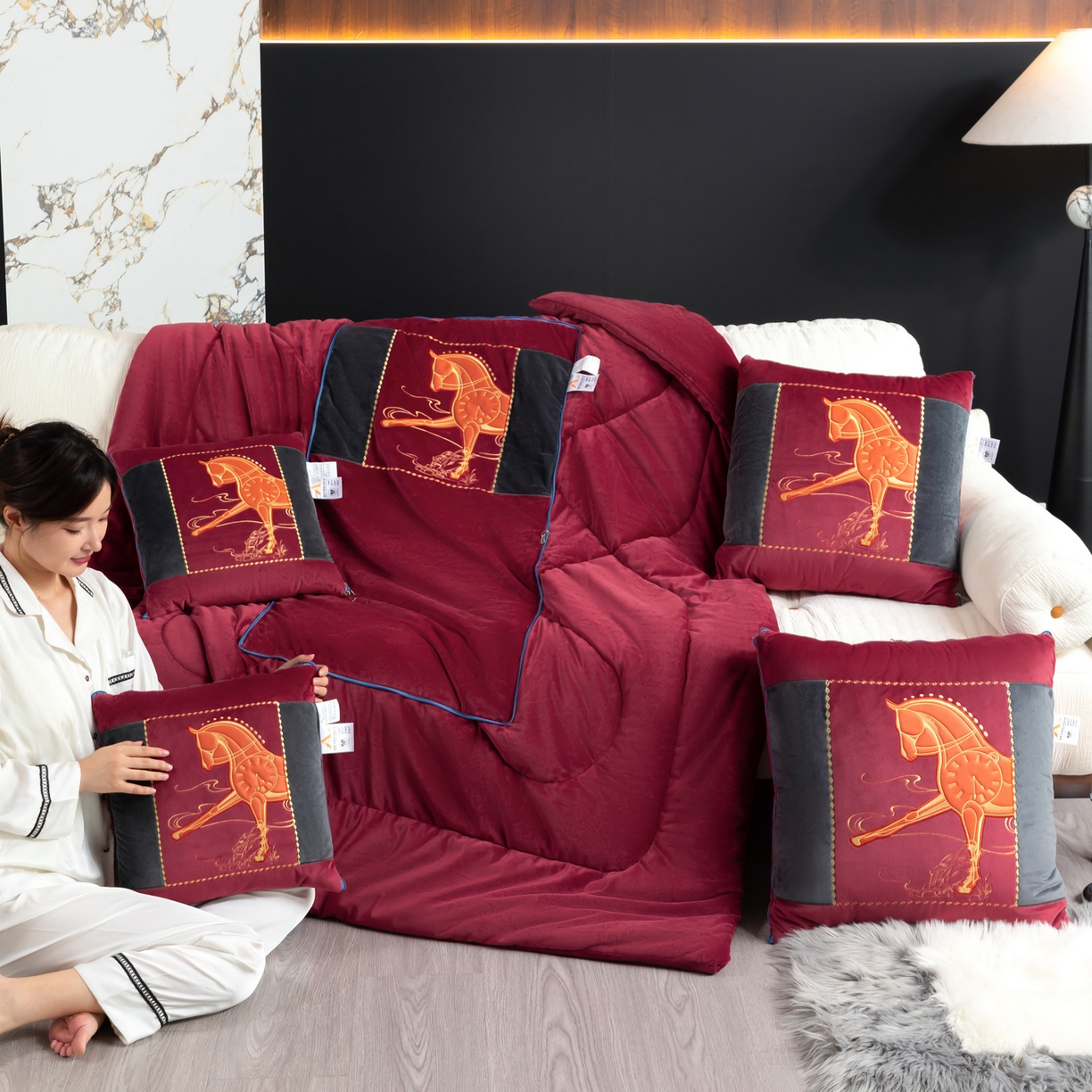 91家纺网 家纺一手货源 找家纺 吉利家居 2025新款婴儿绒多功能抱枕被-彩云马 酒红