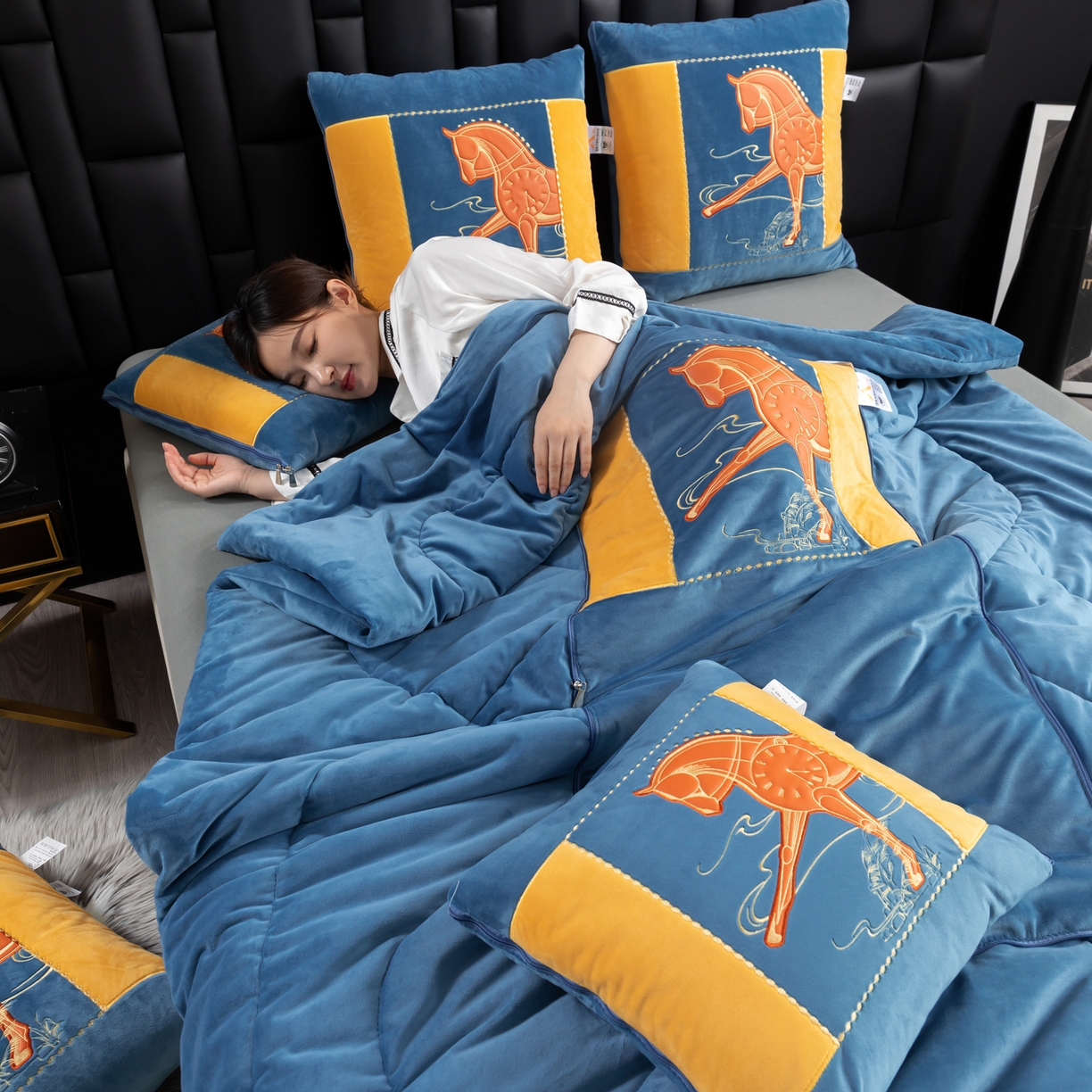 91家纺网 家纺一手货源 找家纺 吉利家居 2025新款婴儿绒多功能抱枕被-彩云马 孔雀蓝