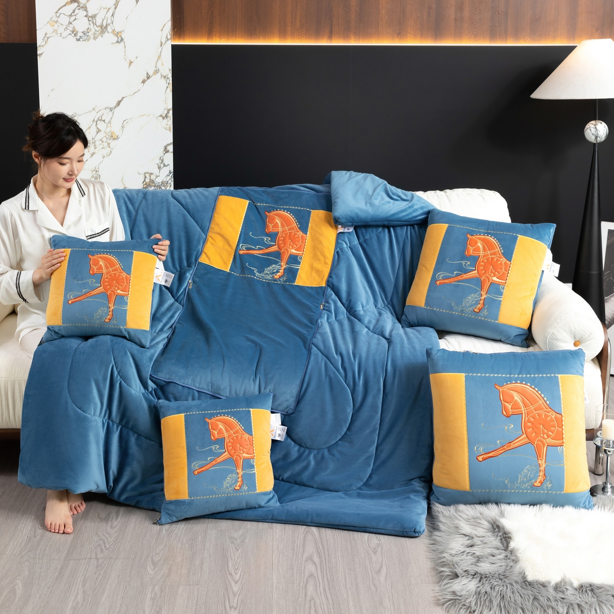 91家纺网 家纺一手货源 找家纺 吉利家居 2025新款婴儿绒多功能抱枕被-彩云马 孔雀蓝