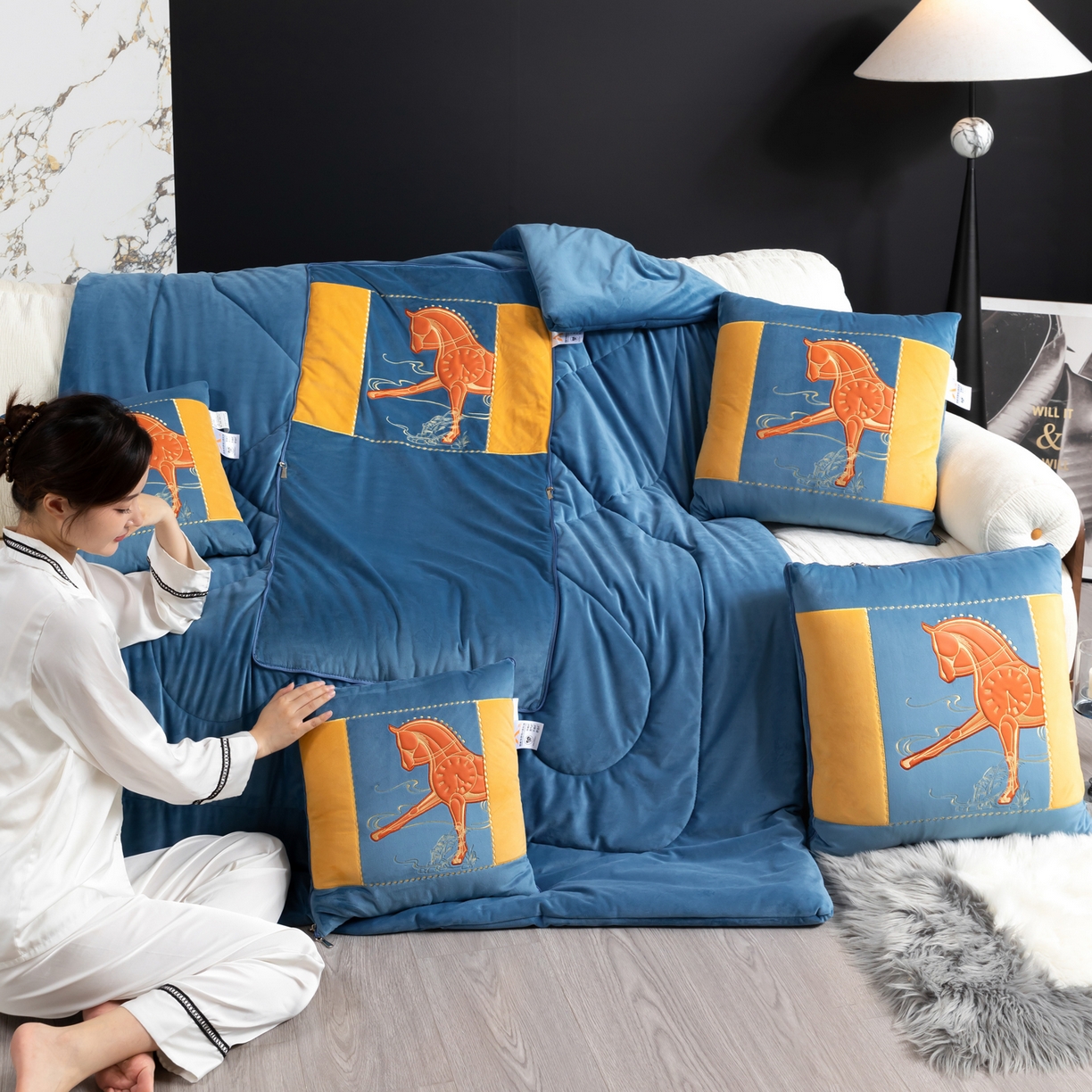 91家纺网 家纺一手货源 找家纺 吉利家居 2025新款婴儿绒多功能抱枕被-彩云马 孔雀蓝