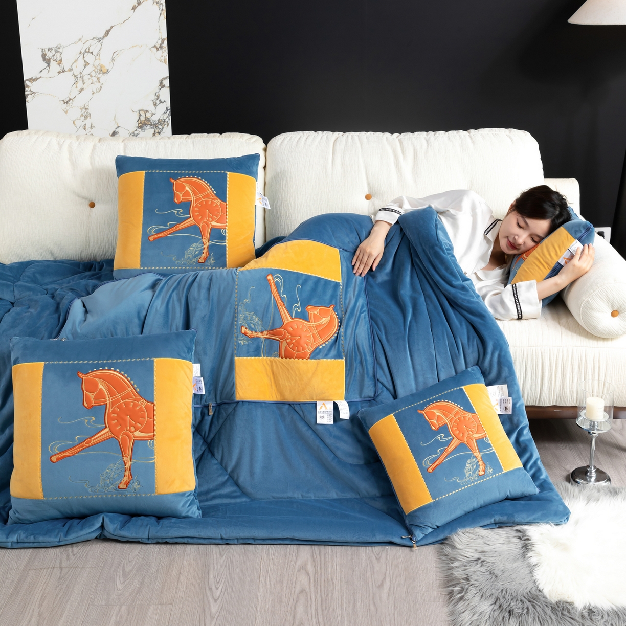 91家纺网 家纺一手货源 找家纺 吉利家居 2025新款婴儿绒多功能抱枕被-彩云马 孔雀蓝