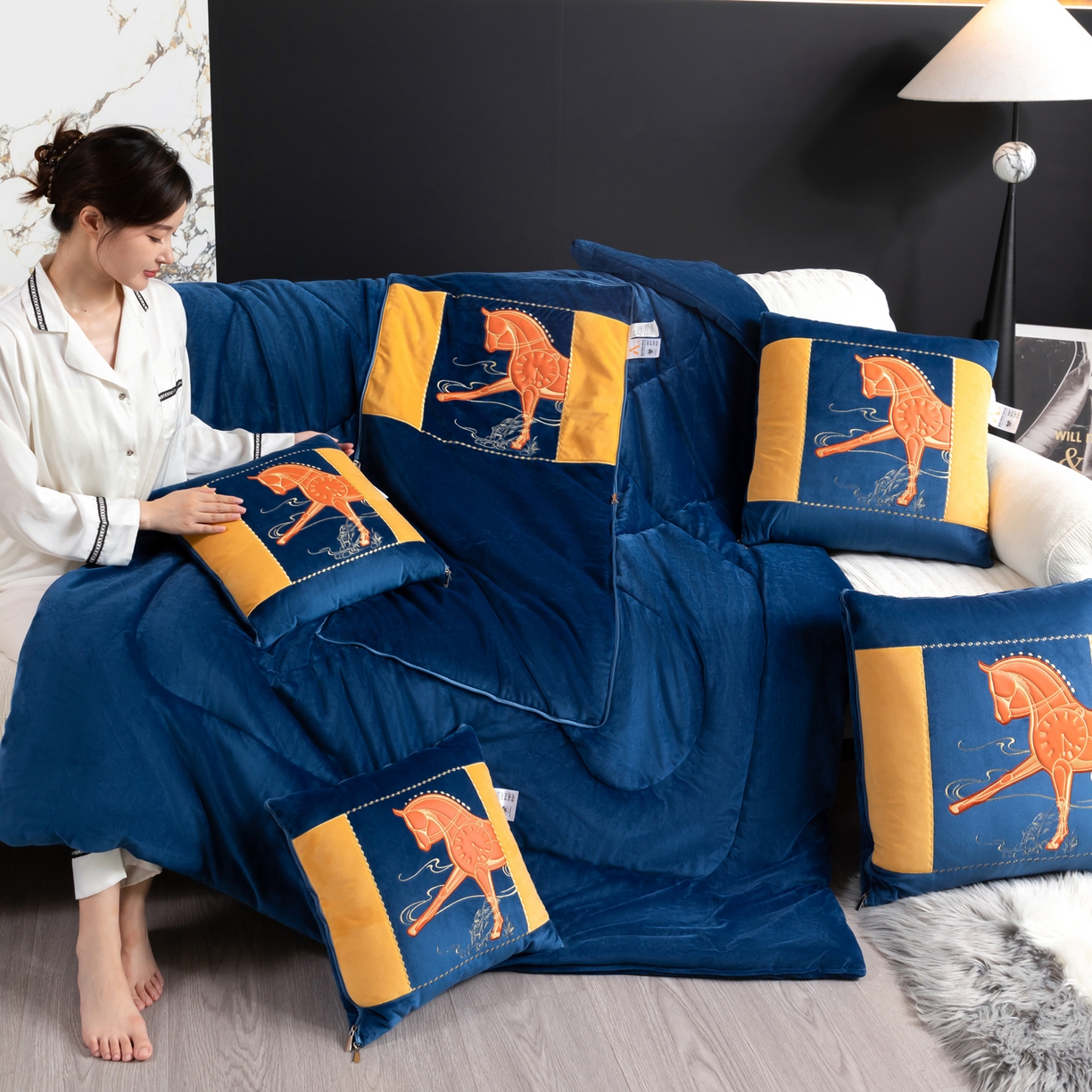 91家纺网 家纺一手货源 找家纺 （总）吉利家居 2025新款婴儿绒多功能抱枕被-彩云马