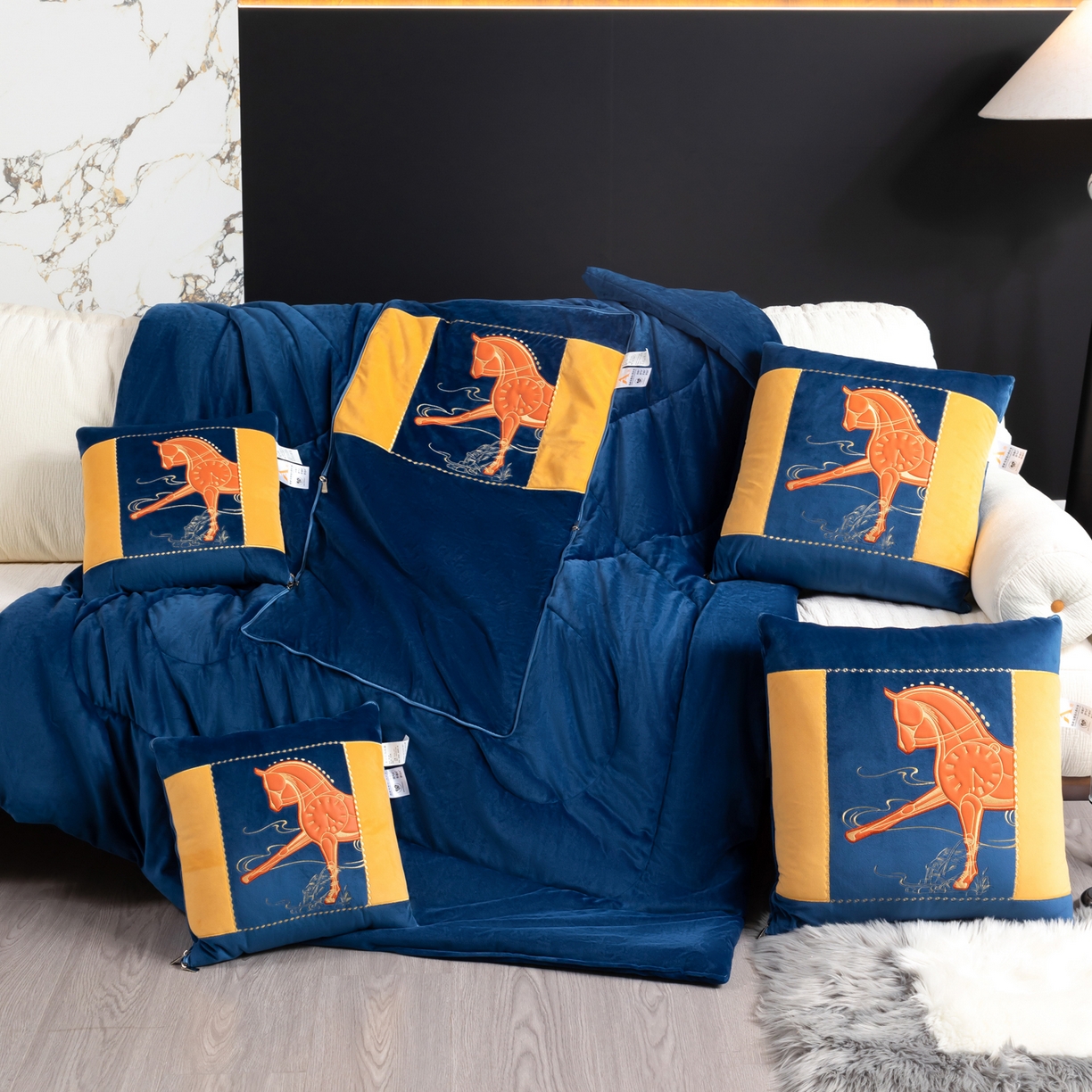 91家纺网 家纺一手货源 找家纺 （总）吉利家居 2025新款婴儿绒多功能抱枕被-彩云马