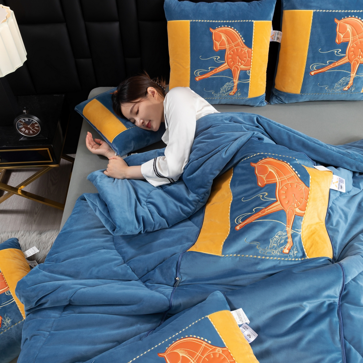 91家纺网 家纺一手货源 找家纺 吉利家居 2025新款婴儿绒多功能抱枕被-彩云马 孔雀蓝